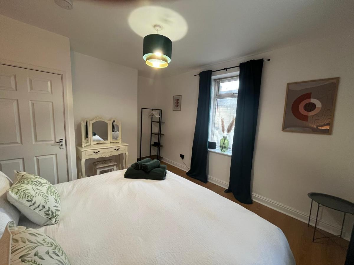 Modern & Retro Two Bedroom Apartment In Barnsley Exterior photo